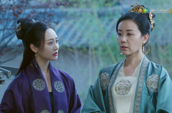 相差9歲演隔代，“母女”同框出鏡，是女兒太老氣還是母親太年輕