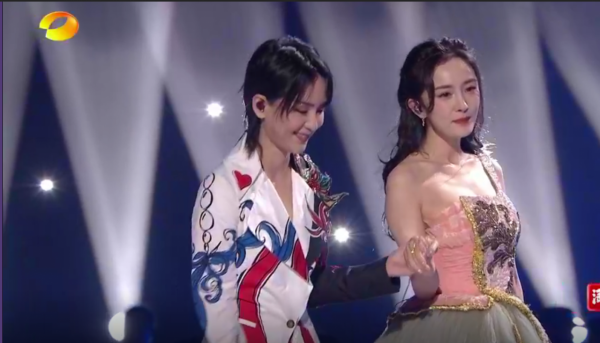 跨年女星哪家強？周慧敏凍齡狀態好，金晨穿漢服，楊紫創收視高峰