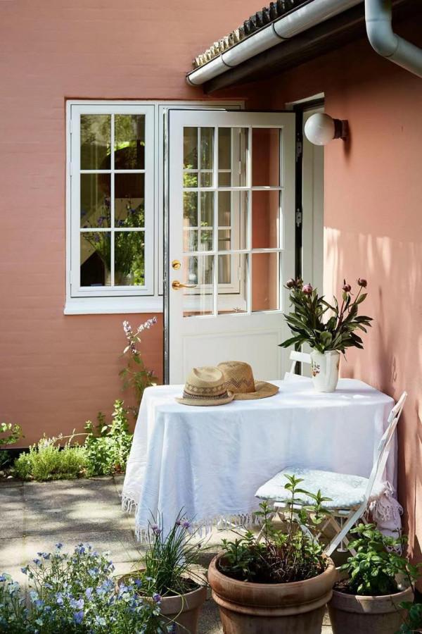 丹麥姐妹曬出80平度假風的家，明亮簡單色彩美，精緻生活超有愛