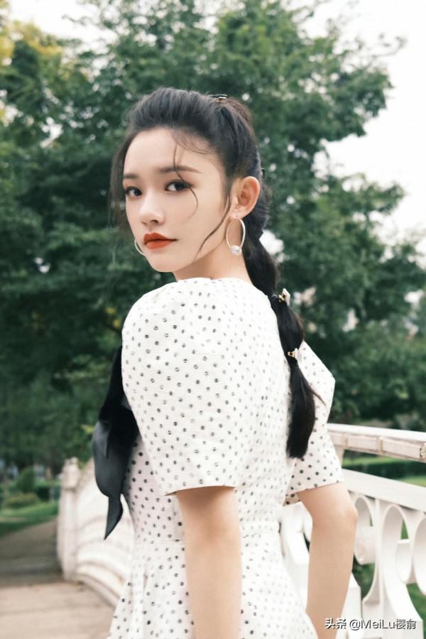 林允看起來很瘦，可身材卻很出色，時尚感滿滿