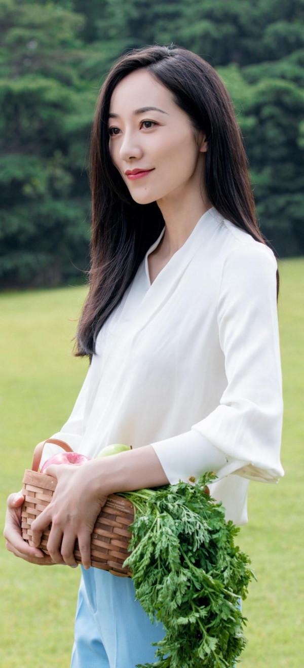 袖套呈現出的手臂線條太優越!韓雪的穿搭很婉約!黑上衣搭牛仔褲 袖套呈現出的手臂線條太優越!韓雪的穿搭很婉約!黑上衣搭牛仔褲