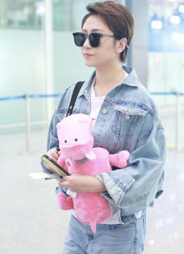 馬麗穿牛仔外套配破洞牛仔褲，盡顯隨性美，簡直就是時髦精本精了