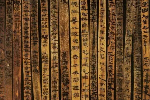 山東一古墓出現金龍玉席,其中還有一刀一劍,墓主人嘴中含有龍珠 山東一古墓出現金龍玉席,其中還有一刀一劍,墓主人嘴中含有龍珠