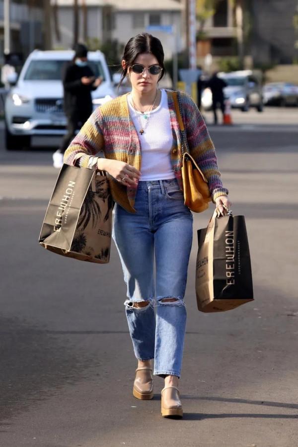 露西•海爾Lucy Hale彩色針織衫牛仔褲洛杉磯出街,優雅舒適超養眼 露西•海爾Lucy Hale彩色針織衫牛仔褲洛杉磯出街,優雅舒適超養眼