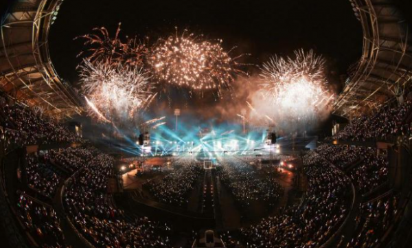 跨年女星哪家強？周慧敏凍齡狀態好，金晨穿漢服，楊紫創收視高峰