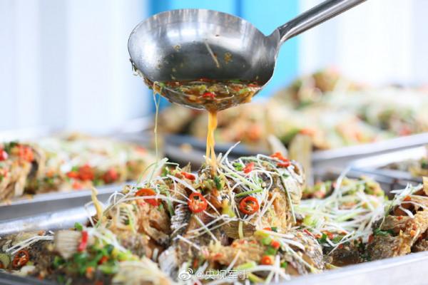 “舌尖”上的部隊伙食，兵哥哥的廚藝堪比大飯店，一看就是專業的