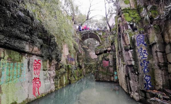 秦始皇都想挖的闔閭墓,深藏在劍池水下,據傳藏有3000把絕世寶劍 秦始皇都想挖的闔閭墓,深藏在劍池水下,據傳藏有3000把絕世寶劍