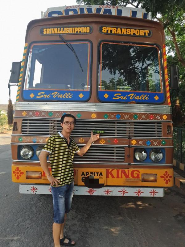 第一次拜訪印度普通人家，印度少女對我深情一笑