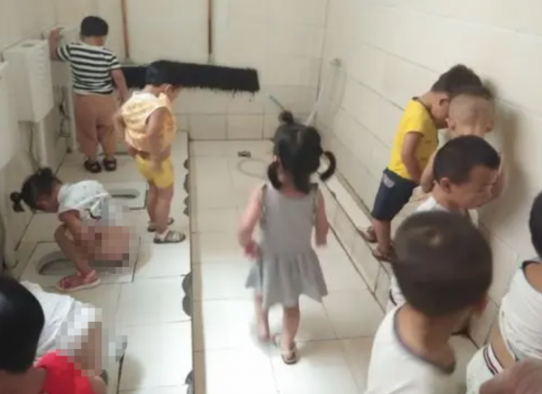 幼兒園廁所不分男女，家長質疑男女有別，園長：幼兒園都是這樣的