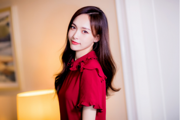 唐嫣久違露面曬照惹爭議，與涉辱華品牌開心合影，網友：多缺錢？