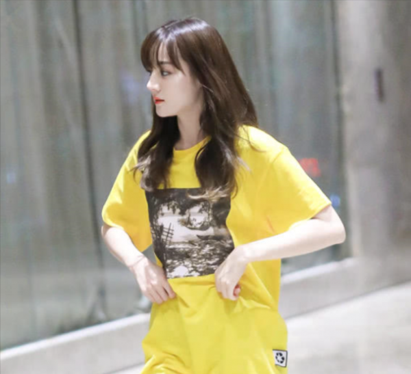 T恤塞褲子裡已經過時了，迪麗熱巴發明的新穿法，網友：賊好看