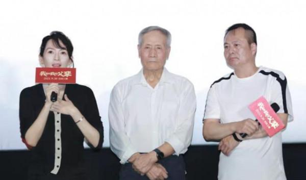 章子怡罕見撇下繼女！一家四口出遊太溫馨，女兒穿羊絨羔有名媛範