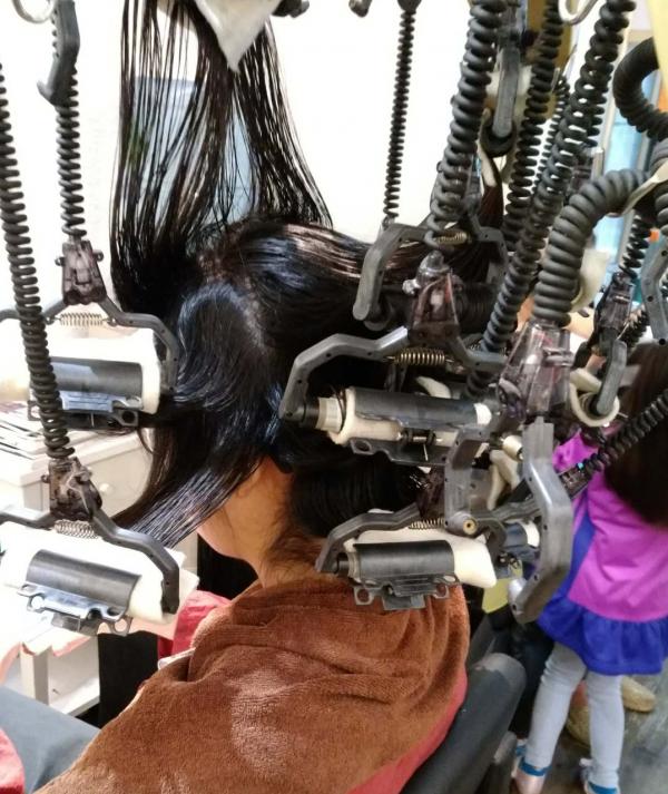 花五六百燙的頭髮,第二天就不太卷,以前一兩百燙髮能保持一年 花五六百燙的頭髮,第二天就不太卷,以前一兩百燙髮能保持一年