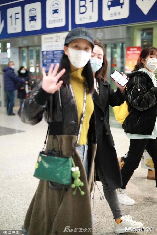 倪虹潔穿拼接大衣現身時尚減齡 揮手致意大方親和