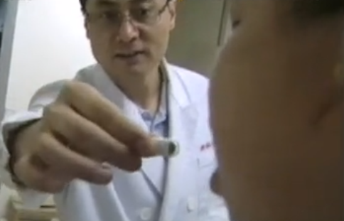 丈夫去世2天后，竟穿著壽衣坐在客廳，妻子：誰還敢跟他一起住