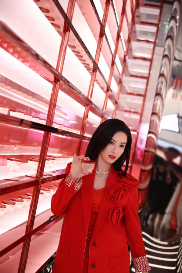 張柏芝穿紅西裝演繹“大女人風”，原來時尚真的和年齡無關