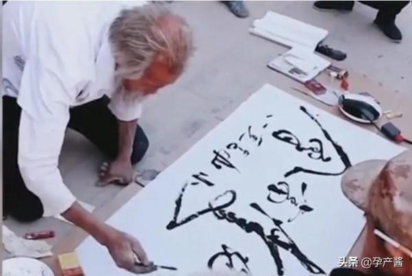 甘肅72歲老爺子流浪在上海街頭，靠一手行雲流水的毛筆字震撼網友