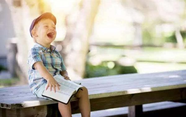 孩子模仿能力強這是善於學習的表現，父母一定要正確培養