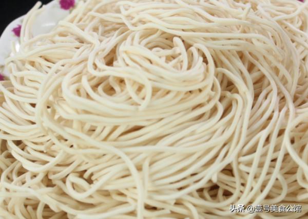 在家來一碗美味的麻醬拌麵,鮮香爽口,解饞營養,吃一次念念不忘 在家來一碗美味的麻醬拌麵,鮮香爽口,解饞營養,吃一次念念不忘