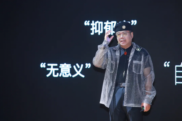 賀嶺峰：00後，活在平行時空裡