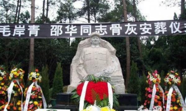 2008年,毛新宇按照父母遺願,將父母骨灰安葬於祖母楊開慧陵墓前 2008年,毛新宇按照父母遺願,將父母骨灰安葬於祖母楊開慧陵墓前