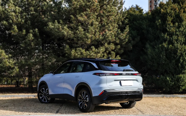 電子後視鏡+華為車機,軸距2735mm,預計10萬出頭可買 電子後視鏡+華為車機,軸距2735mm,預計10萬出頭可買