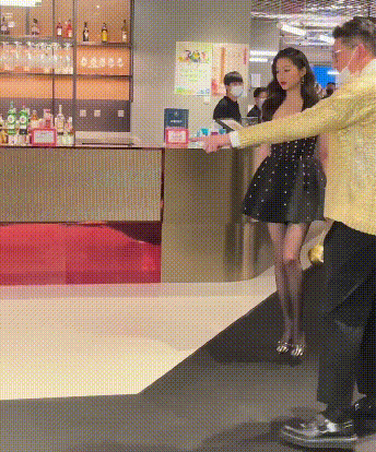 活動造型,孫儷何穗禮服搶眼,關曉彤秀長腿卻暴露不會穿高跟鞋? 活動造型,孫儷何穗禮服搶眼,關曉彤秀長腿卻暴露不會穿高跟鞋?