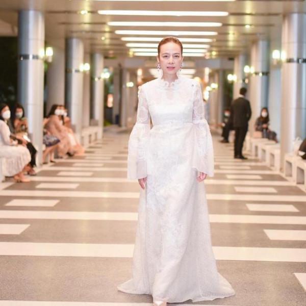 55歲華裔富婆伍倫盼，參加泰王室小公主生日宴，穿仙氣白裙很溫柔