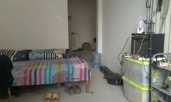 同事沒錢裝修直接住進毛坯房，一住就是5年，女朋友都找不到