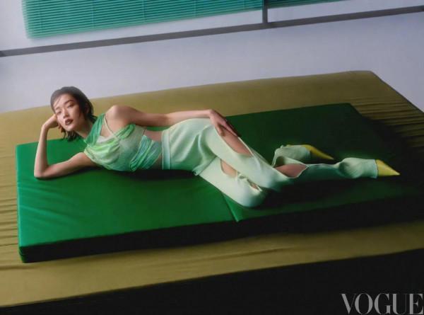 杜鵑二月刊封面大片 鮮豔的穿搭與妝容 一組灑脫活力的運動風大片