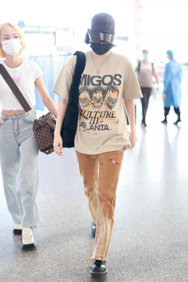 歐陽娜娜開始穿毛衣了，“上冷下熱”穿法夠個性，造型時髦又搶眼