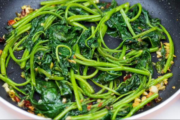 炒紅薯葉,要想脆嫩不發黑,不要直接下鍋炒,記住很關鍵的1步 炒紅薯葉,要想脆嫩不發黑,不要直接下鍋炒,記住很關鍵的1步