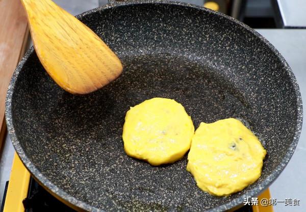 南瓜和紫薯別再蒸了，學會這個南瓜紫薯餅，軟糯香甜，家人都愛吃