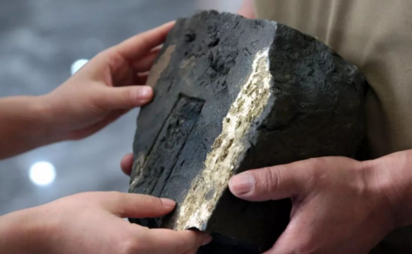 老農上交40斤黃金，卻被問裝黃金的罐子在哪，結果罐子成無價之寶