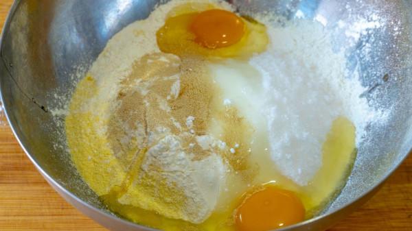 玉米麵這樣做，比蛋糕還好吃，柔軟香甜，簡單幾步，2分鐘出鍋