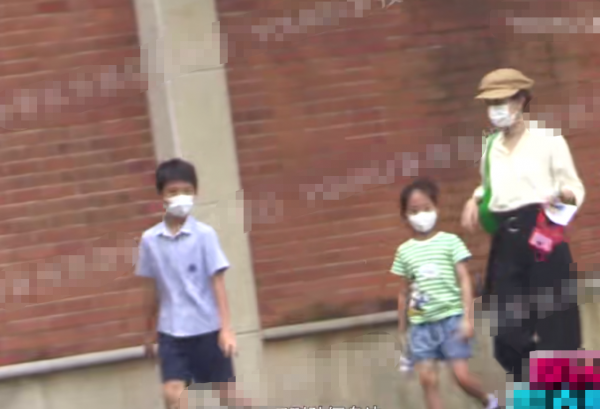 孫儷親自接孩子放學，精心打扮穿著時尚，兒子快步疾走插兜耍酷