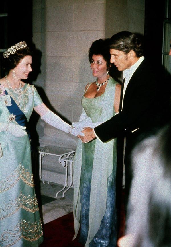 英女王和小六歲的泰勒同框,同穿淡藍色禮服,前者很顯年輕 英女王和小六歲的泰勒同框,同穿淡藍色禮服,前者很顯年輕