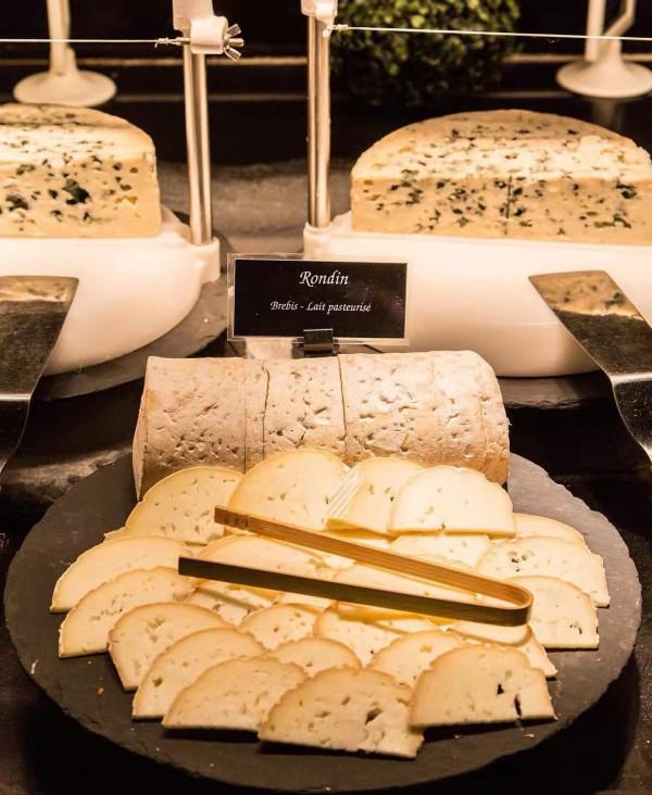 法國當地的自助餐有多豪華?頂級食材“堆成山”,芝士逾100多種 法國當地的自助餐有多豪華?頂級食材“堆成山”,芝士逾100多種