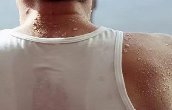 為什麼有的人愛出汗？醫生：原因無外乎這3點，多留點心