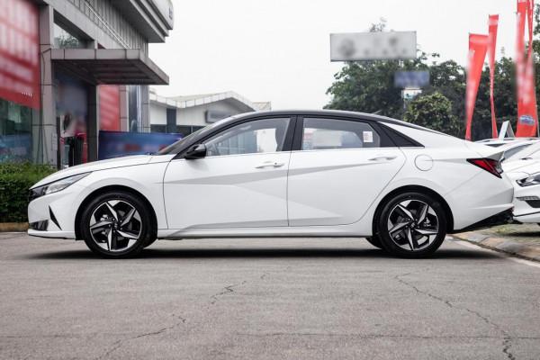 軸距2720mm，外觀顏值出色，油耗低至6.4L，帶你看第七代伊蘭特