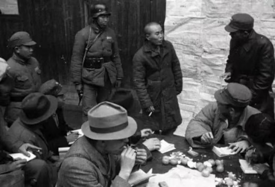 1947年土匪偷襲，我軍數名高階幹部犧牲，毛主席下令槍斃護衛員