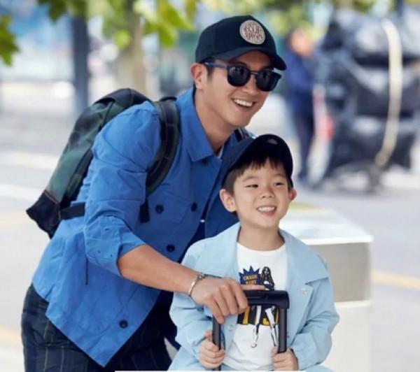 這一看就是親生的。戚薇跟女兒真是神同步 這一看就是親生的。戚薇跟女兒真是神同步