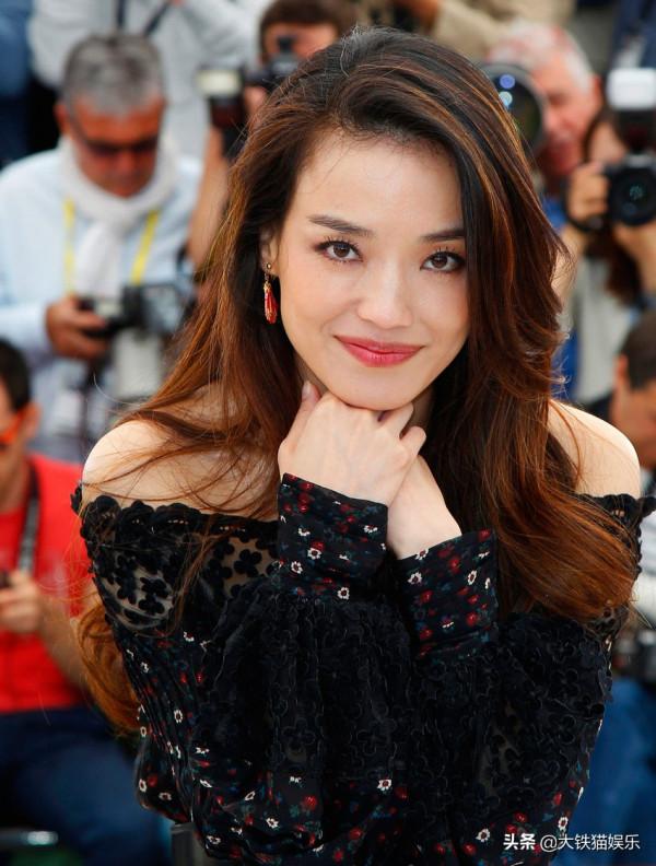 別再削骨追求“錐子臉”了！6位方臉女星告訴你，國字臉才真扛老