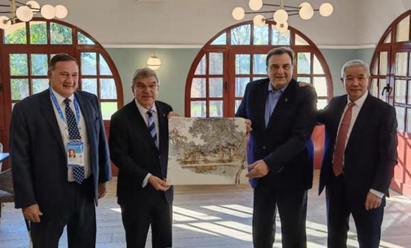 著名畫家何加林畫作被贈送給奧林匹克學院