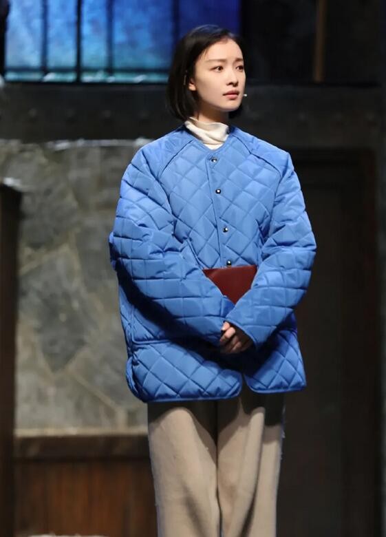 倪妮機場造型真親民，穿絎縫棉服樸素卻不普通，可借鑑價值非常高