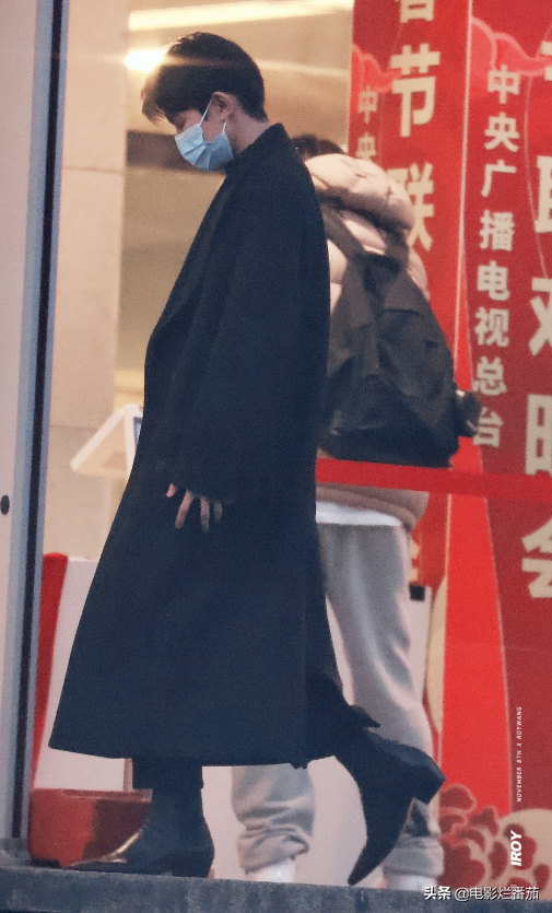 春晚四次聯排：趙麗穎一笑迷人，張小斐美目顧盼，朱一龍走路生風