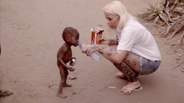 紅極一時的“討水男孩”，1歲被父母當巫童遺棄，後來怎麼樣了