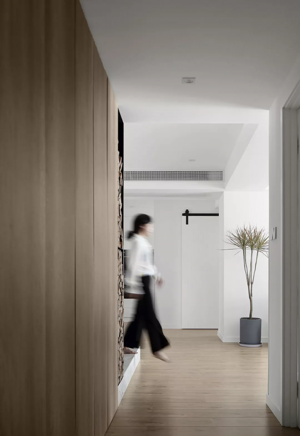 118平的極簡風二居室，餐廳邊做大理石地臺，確實好看