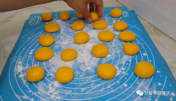 自制南瓜丸子的做法，鍋裡一炸，出鍋不發硬不吸油，全家都搶著吃