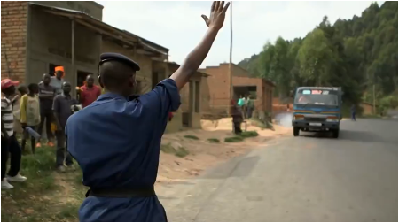 非洲腳踏車騎手：載500斤香蕉騎行100公里，時速70公里不踩剎車